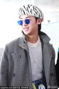 黄明昊机场爆料图片最新,潮流穿搭引热议