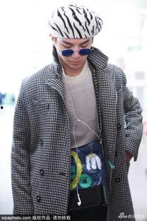 黄明昊机场爆料图片最新,潮流穿搭引热议 第2张 黄明昊机场爆料图片最新,潮流穿搭引热议 第2张