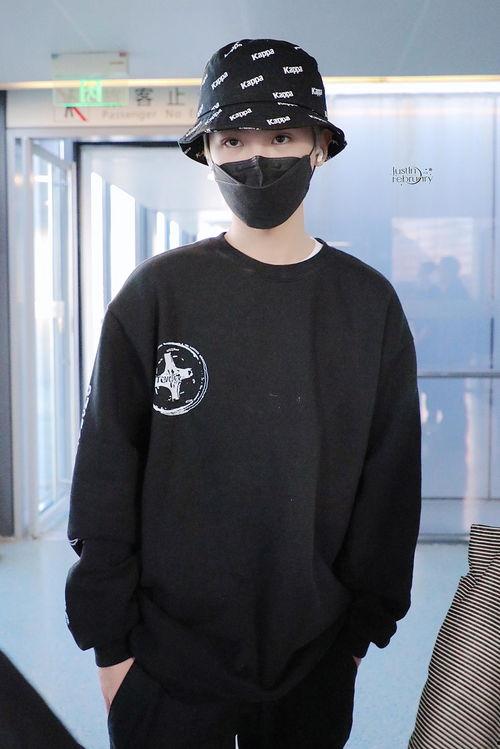 黄明昊机场爆料图片最新,潮流穿搭引热议 第3张 黄明昊机场爆料图片最新,潮流穿搭引热议 第3张